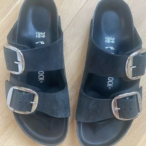 "Like new" Arizona big buckle Birkenstock sandals